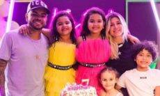 Dani Souza celebra aniversário das filhas gêmeas na Ucrânia