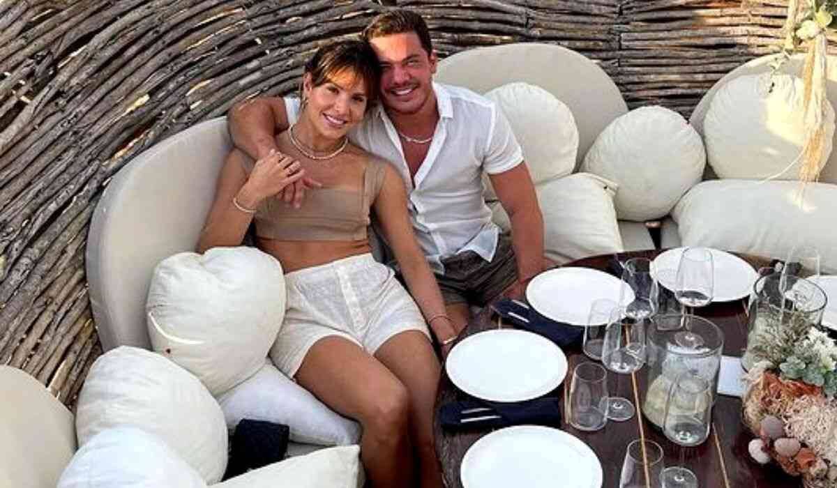 Wesley Safadão posa com a esposa em resort de luxo no México