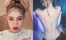 Grimes exibe tattoo com tinta branca nas costas: 'cicatrizes alienígenas'