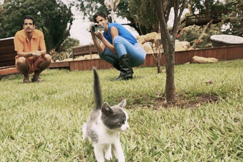 Enzo Celulari e Bruna Marquezine posam com gatinho em novo clique fofo