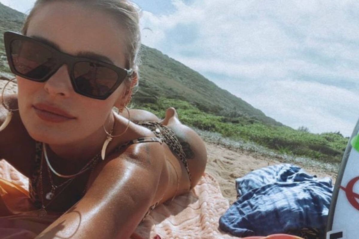 Yasmin Brunet aproveita dia de sol para renovar o bronzeado na praia