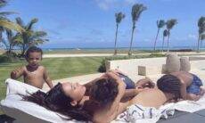 Kim Kardashian curte dia de sol com os filhos: "Vida de mãe"