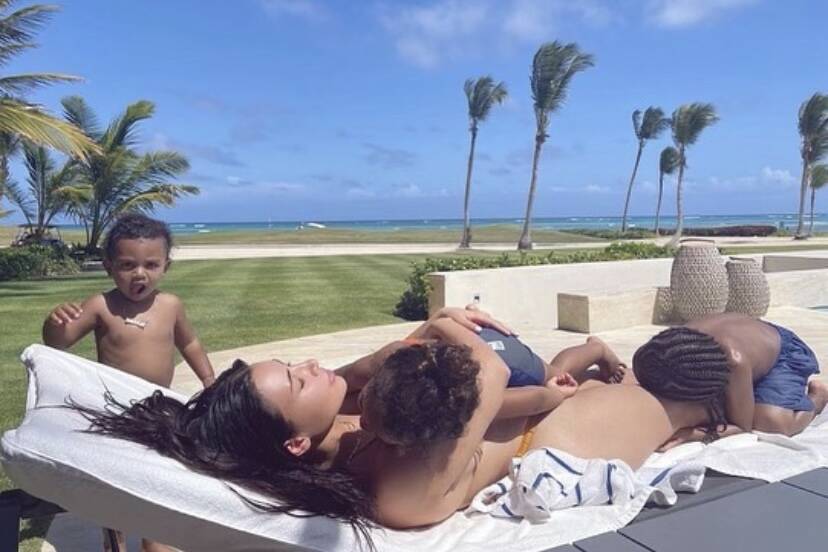 Kim Kardashian curte dia de sol com os filhos: "Vida de mãe"