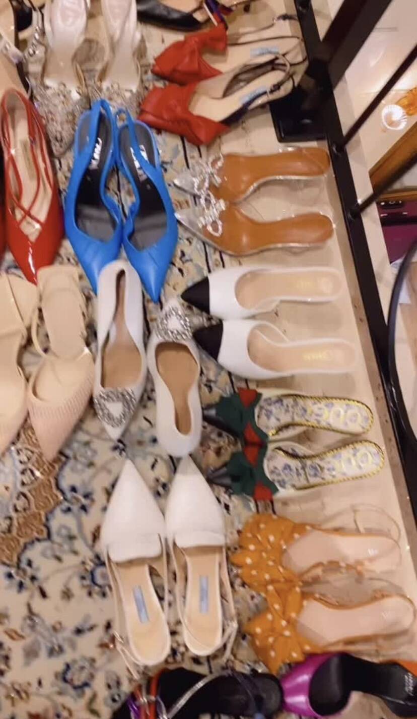 Simone mostra coleção de sapatos e brinca: "É uma centopeia"