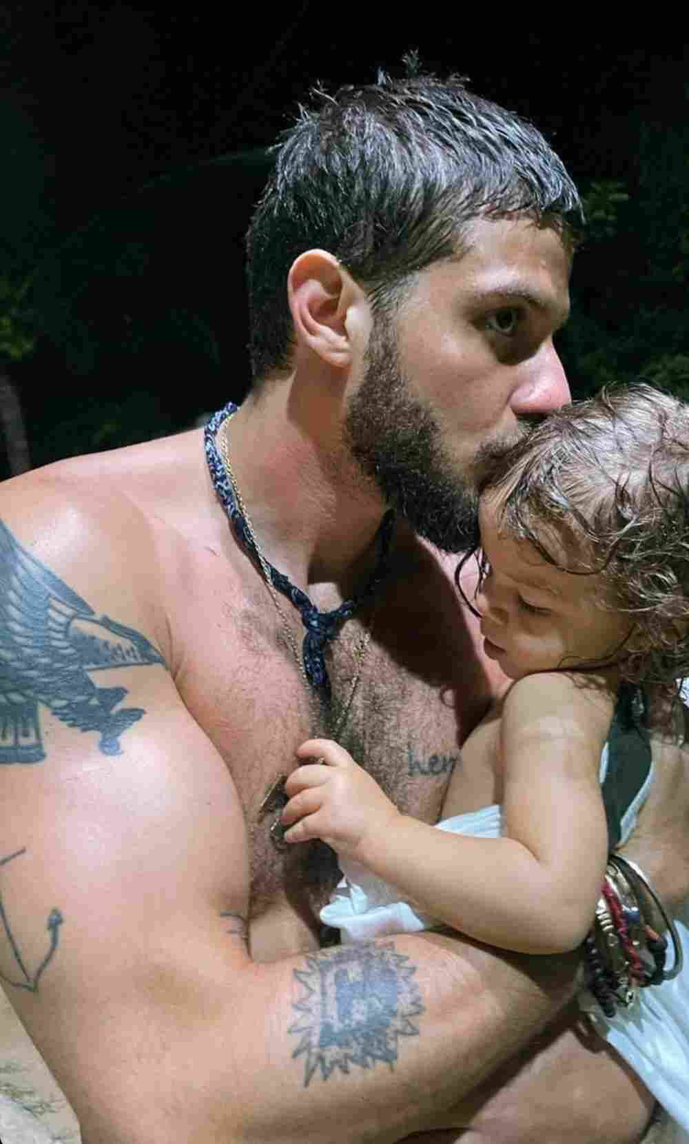 Chay Suede posa com a filha em banho de mar noturno e encanta os fãs (Foto: Reprodução/Instagram)