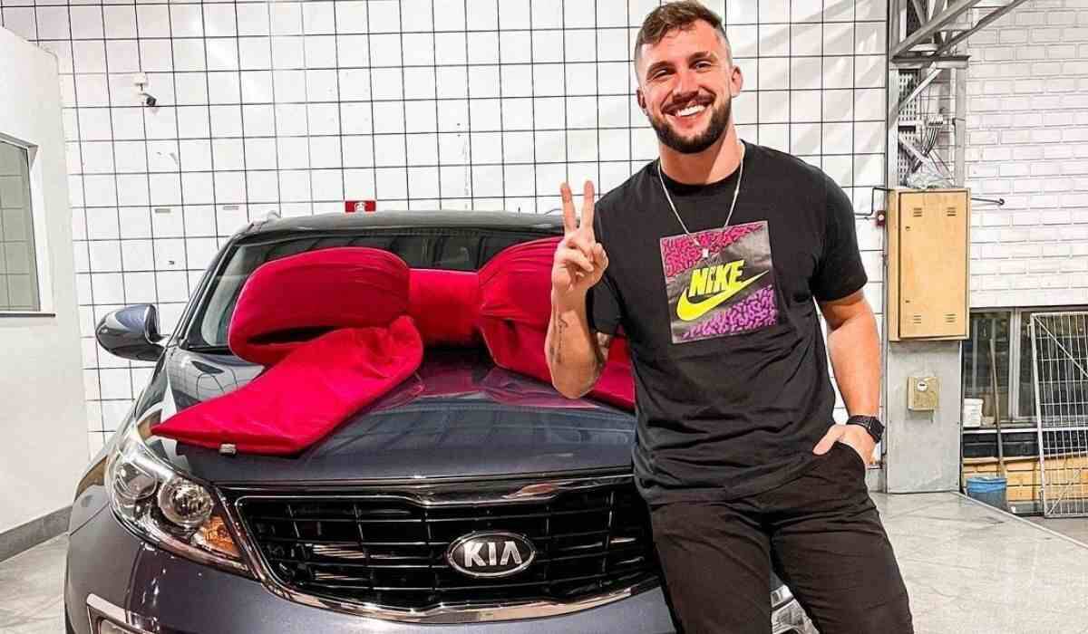 Ex-BBB Arthur celebra compra de carro de luxo: 'um grande sonho'