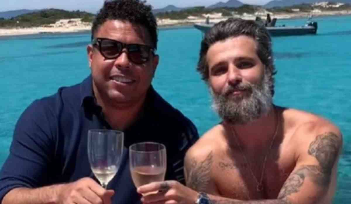 Ronaldo e Bruno Gagliasso posam curtindo passeio de barco na Espanha