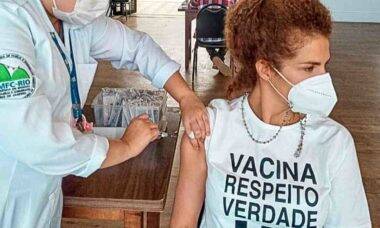 Vanessa da Mata é vacinada contra Covid-19 e celebra: 'Viva o SUS e a ciência'