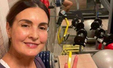 Fátima Bernardes posa sem make durante treino: 'suada, cansada e feliz'