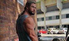 Ator de 'Thor' posa em foto e fãs brincam sobre diferença entre bíceps e pernas