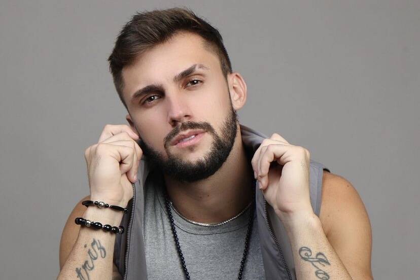 Ex-BBB Arthur considera sair das redes por conta de haters: "Tô é metendo o pé"