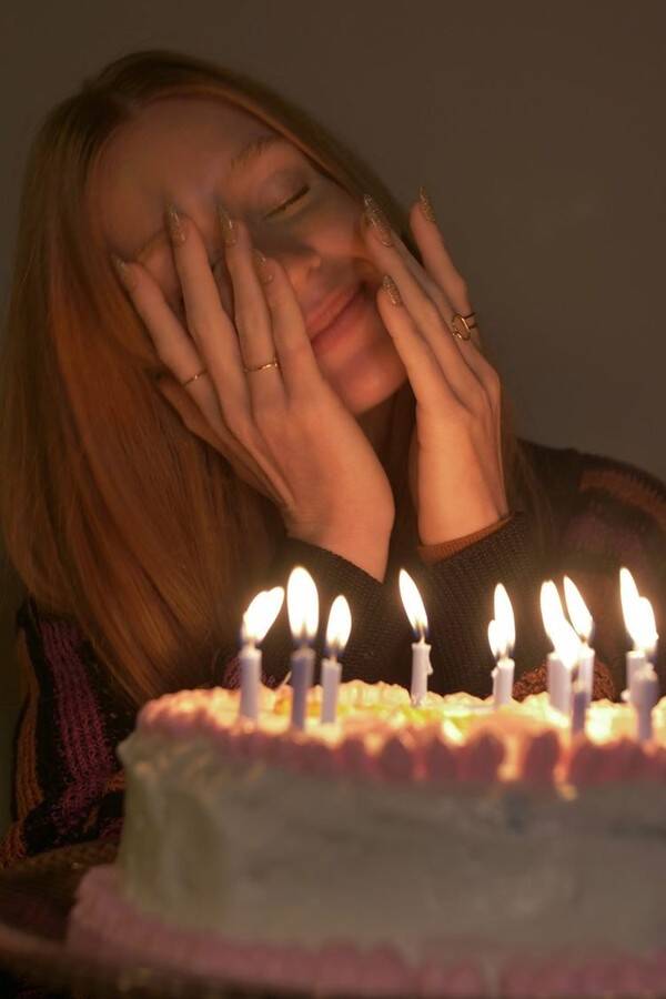 Marina Ruy Barbosa celebra 26 anos com bolo de aniversário e velinhas (Foto: Reprodução/Instagram)