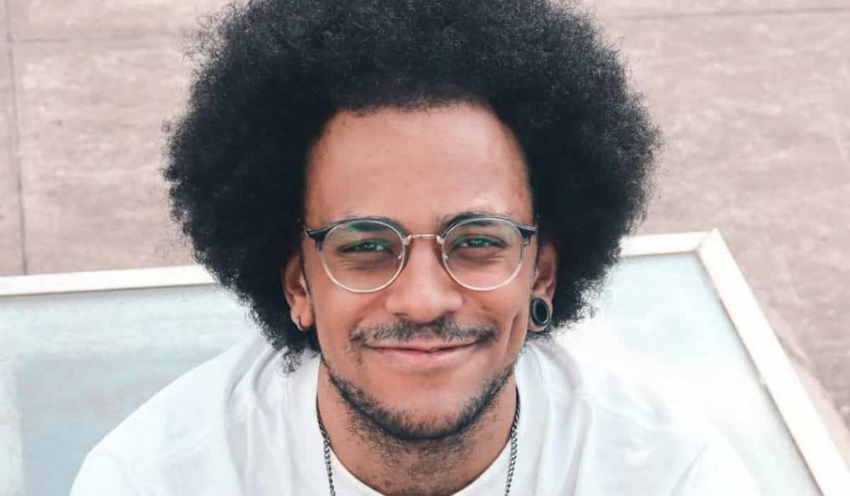 Ex-BBB João Luiz sofre ataques na web: 'querem destilar racismo'