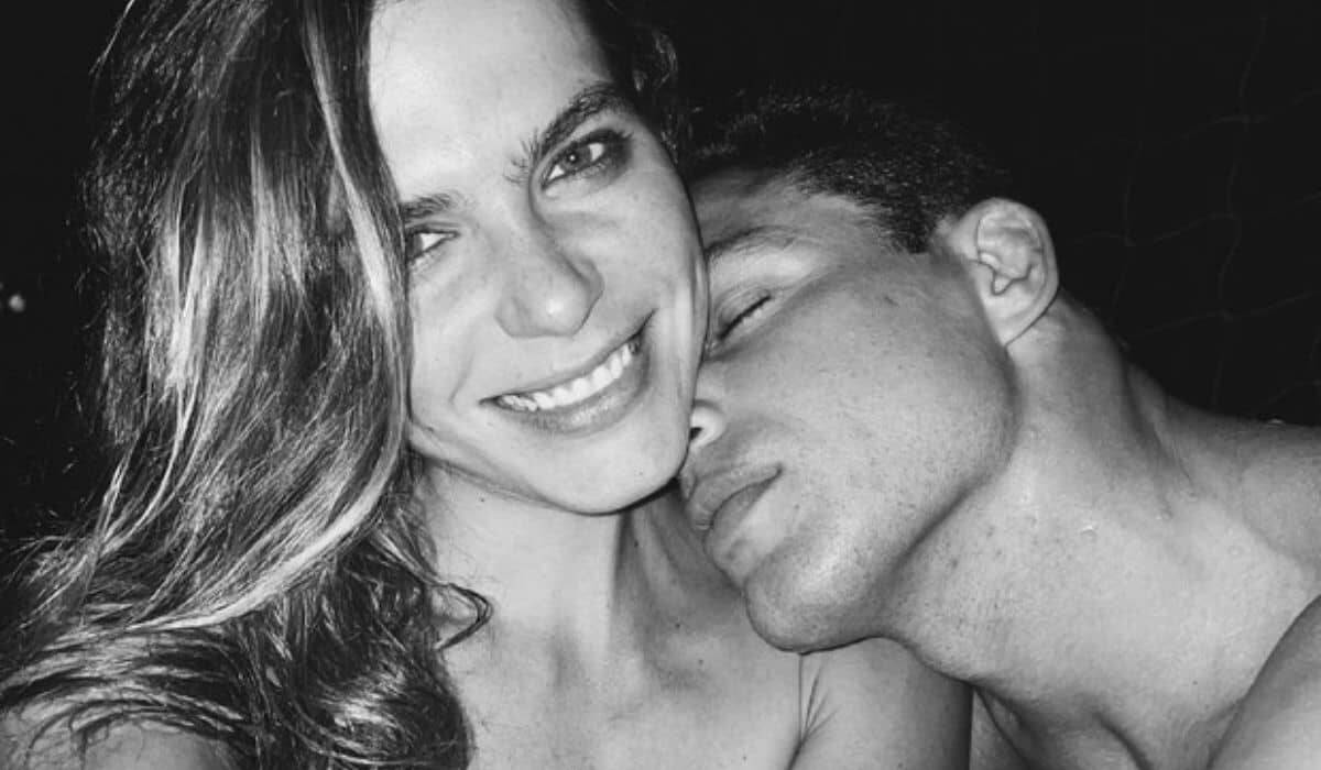 Mariana Goldfarb posta clique com Cauã Reymond: 'o amor é a resposta'
