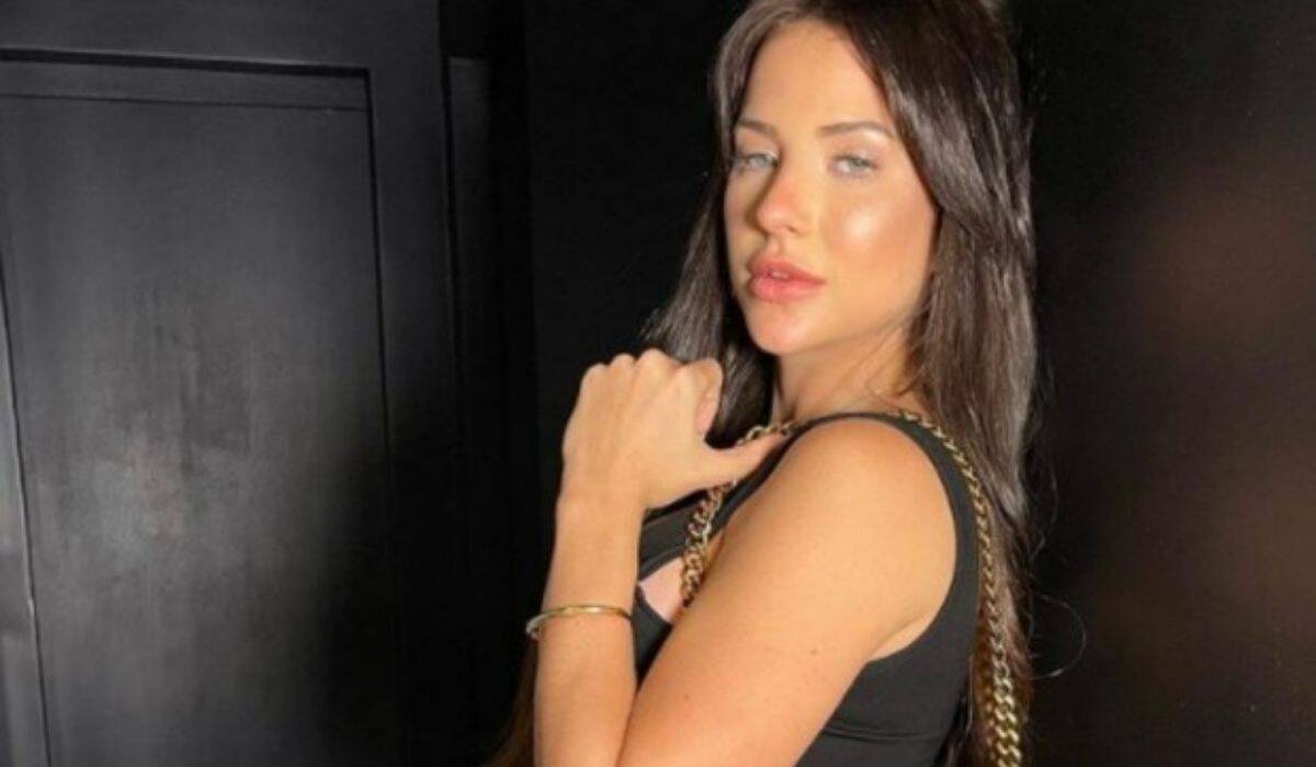 Gabi Martins posa com bolsa de grife de luxo avaliada em R$ 14 mil 