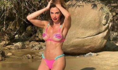 Luciana Gimenez posa em praia deserta com biquíni 'diferentão'