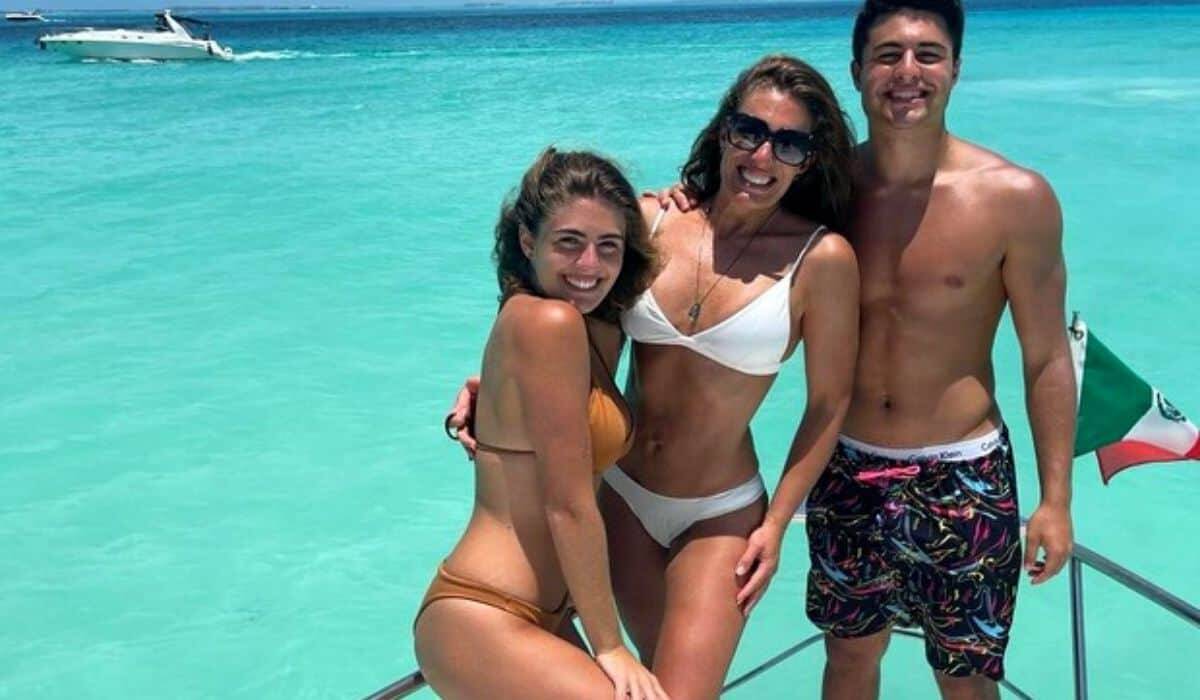 Elaine Mickely posa com os filhos em passeio de barco em Cancún