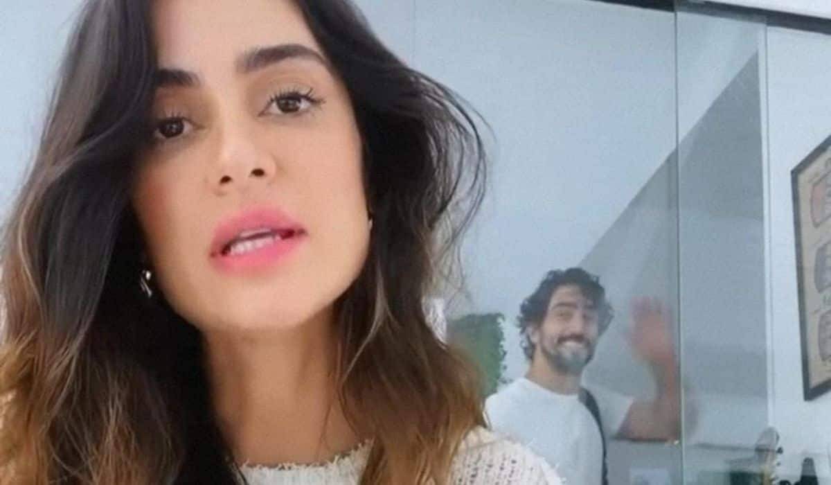 Thaila Ayala diverte fãs ao exibir Renato Goés 'atrapalhando' sua gravação