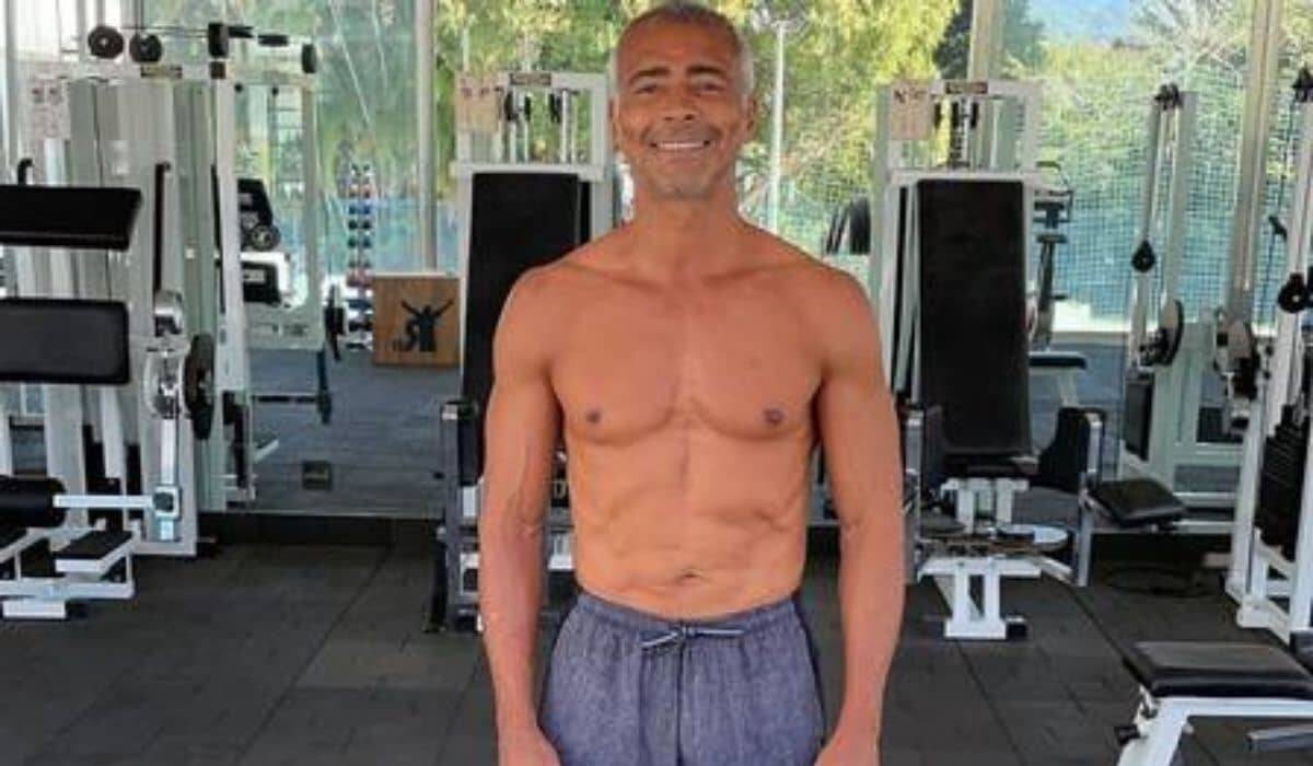 Aos 55 anos, Romário posa sem camisa em academia e exibe físico
