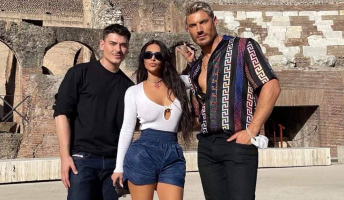 Solteira, Kim Kardashian curte viagem para Roma com dois amigos
