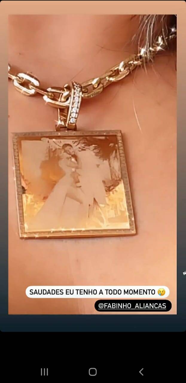 Viúva de MC Kevin posa com colar de R$ 45 mil que homenageia o cantor (Foto: Reprodução/Instagram)