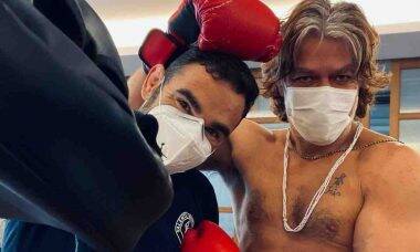 Fabio Assunção posta cliques durante treino de boxe