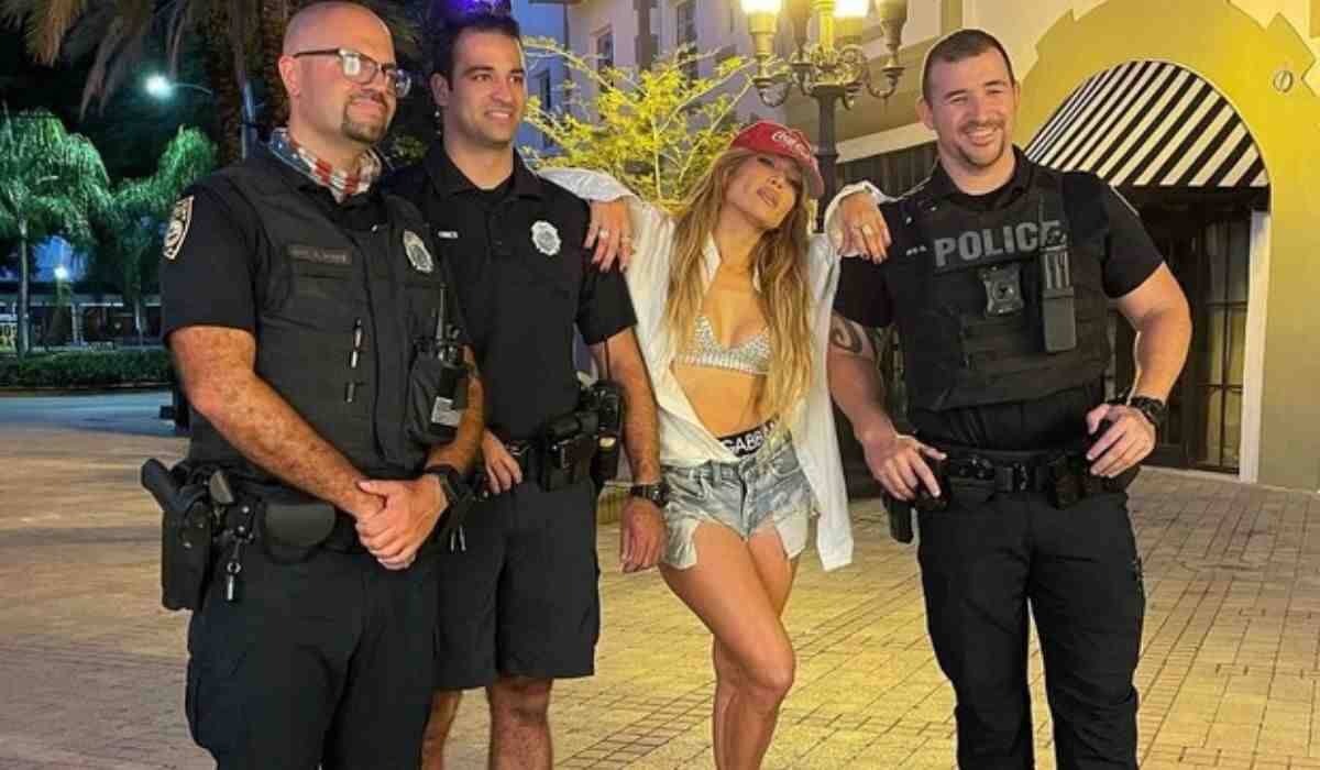 Jennifer Lopez posa com policiais ao gravar novo clipe em Miami