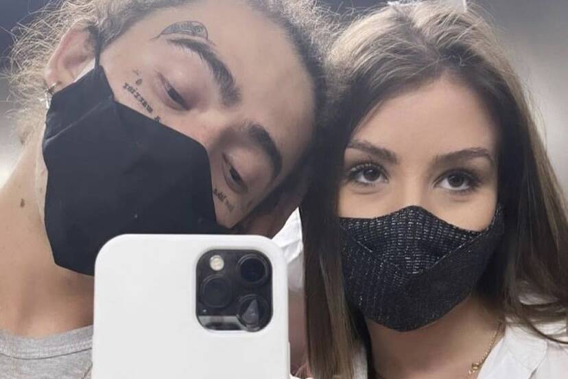 Whindersson surge com novas tatuagens no rosto em selfie com Maria Lina