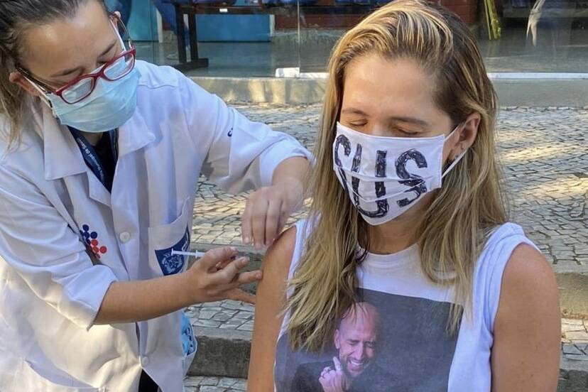 Ingrid Guimarães usa camiseta com foto de Paulo Gustavo para tomar vacina contra a Covid-19