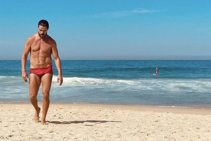 José Loreto posa de sunga na praia e reflete: "O mar é poderoso"