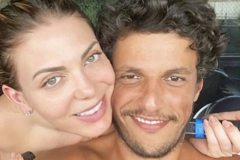 Sheila Mello troca beijos com o namorado, Feijão, nas redes sociais; confira
