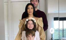 Simaria compartilha foto raríssima ao lado do marido e dos filhos