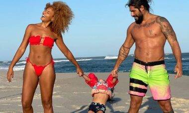 Sheron Menezzes se diverte com família em praia: 'apaixonada por vocês'