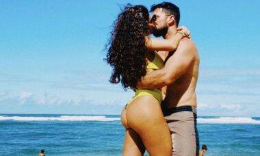 Juliana Paes posa beijando o marido à beira mar: 'perdidos por aqui'