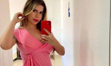 Cacau Colucci posa exibindo a barriga de sete meses de gravidez