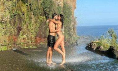 Daniel Rocha curte cachoeira com a namorada e posta semi nude
