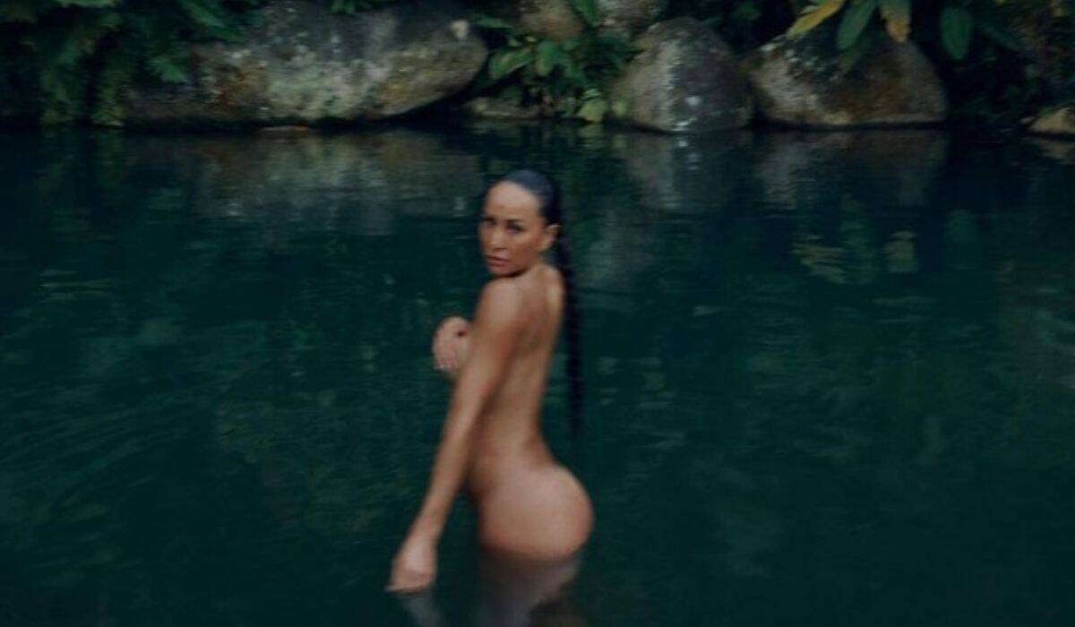 Sabrina Sato posta clique em que aparece nua em cachoeira
