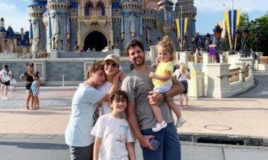 Claudia Leitte mostra cliques de viagem em família à Disney: 'especial'
