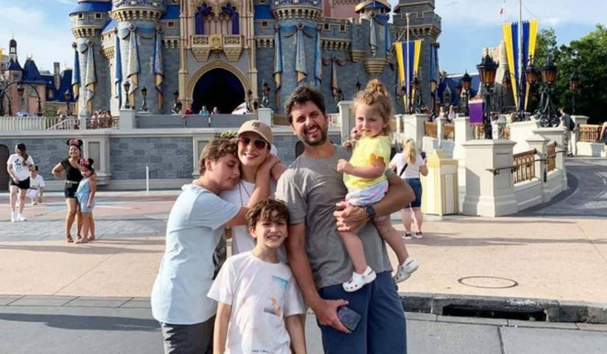 Claudia Leitte mostra cliques de viagem em família à Disney: 'especial'