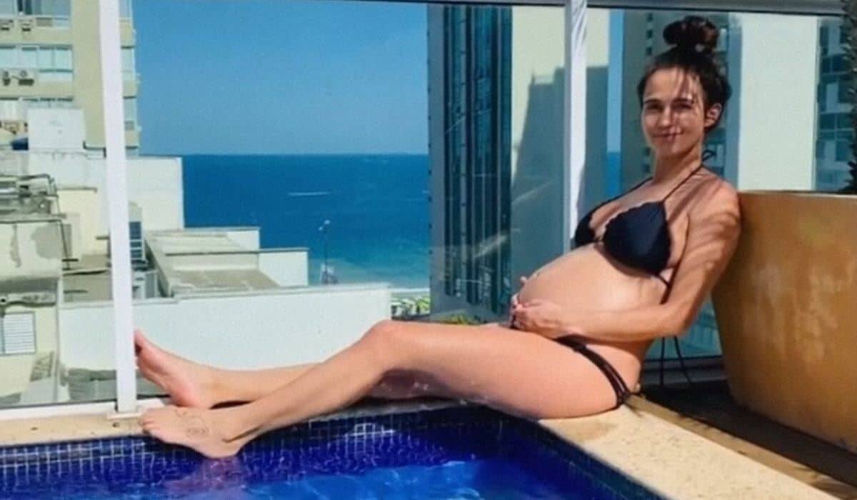 Nanda Costa exibe gravidez em clique curtindo dia de sol em piscina