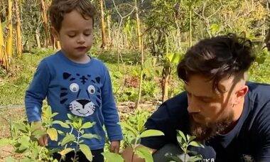 Mari Bridi posta vídeo fofo de Rafael Cardoso plantando com o filho