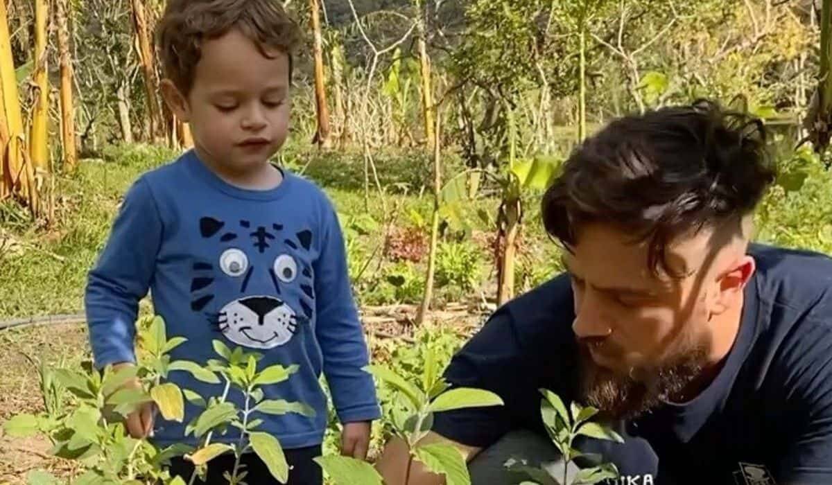 Mari Bridi posta vídeo fofo de Rafael Cardoso plantando com o filho