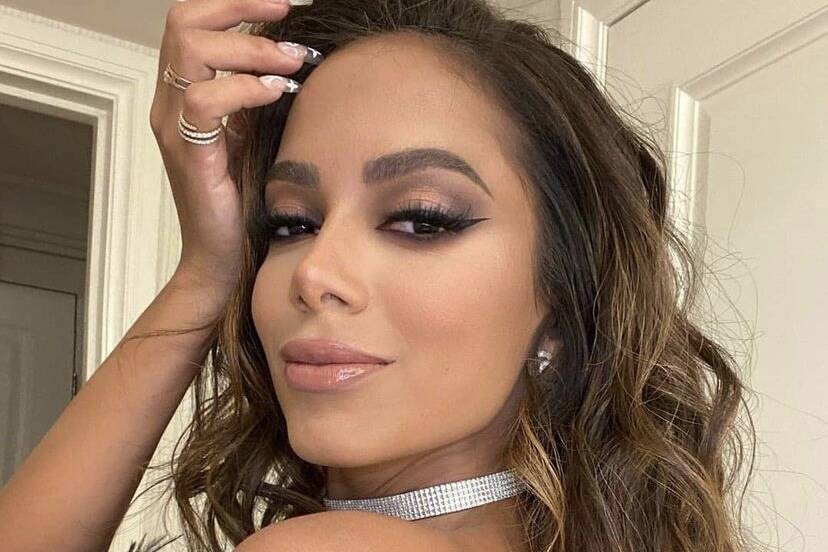 Anitta arranca suspiros dos fãs ao posar com look ousado