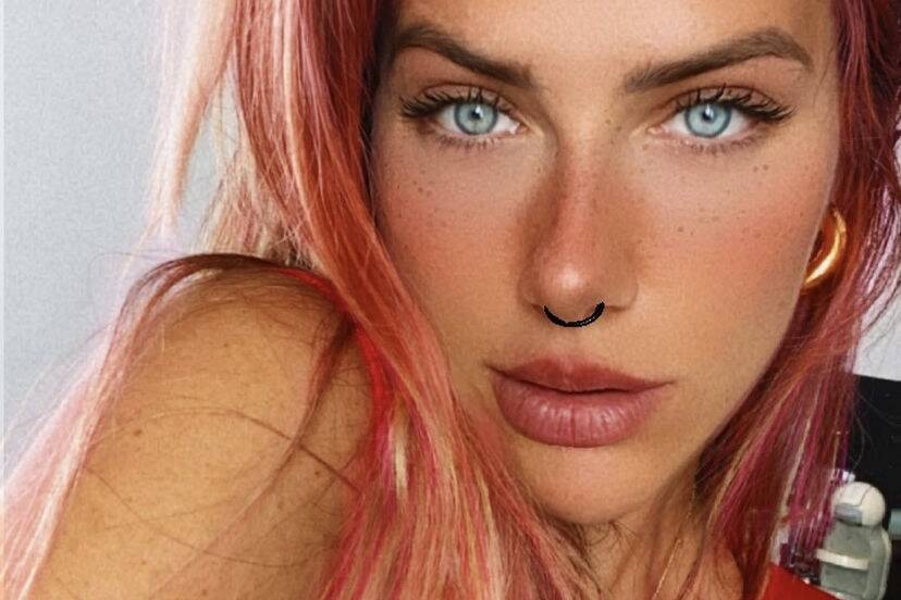 Giovanna Ewbank surge com o cabelo rosa e seguidores aprovam o visual