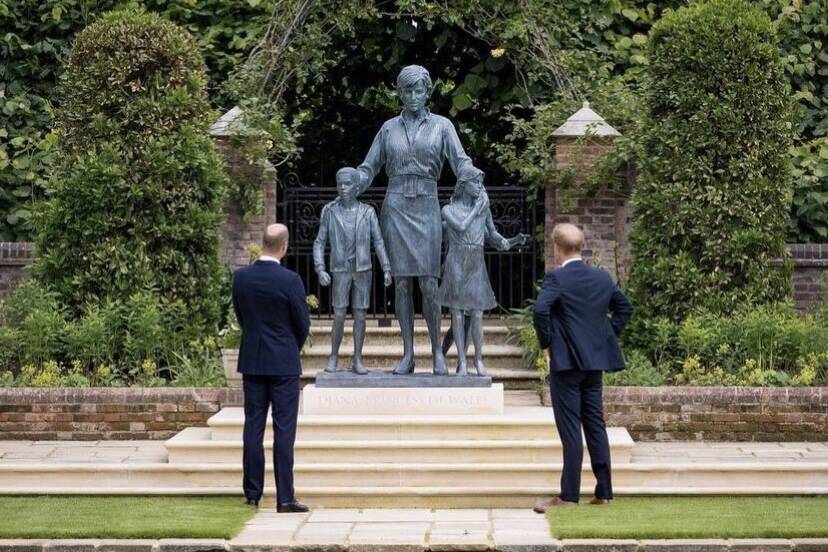 William e Harry inauguram estátua de Lady Di no 60º aniversário da princesa