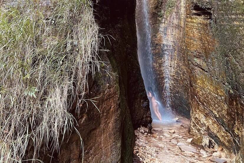Yanna Lavigne toma banho de cachoeira e faz reflexão: "Quero me nutrir da beleza exuberante da vida"