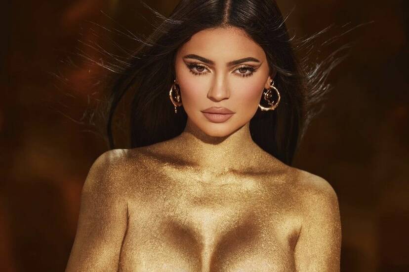 Kylie Jenner faz topless pintada de dourado para seu aniversário de 24 anos