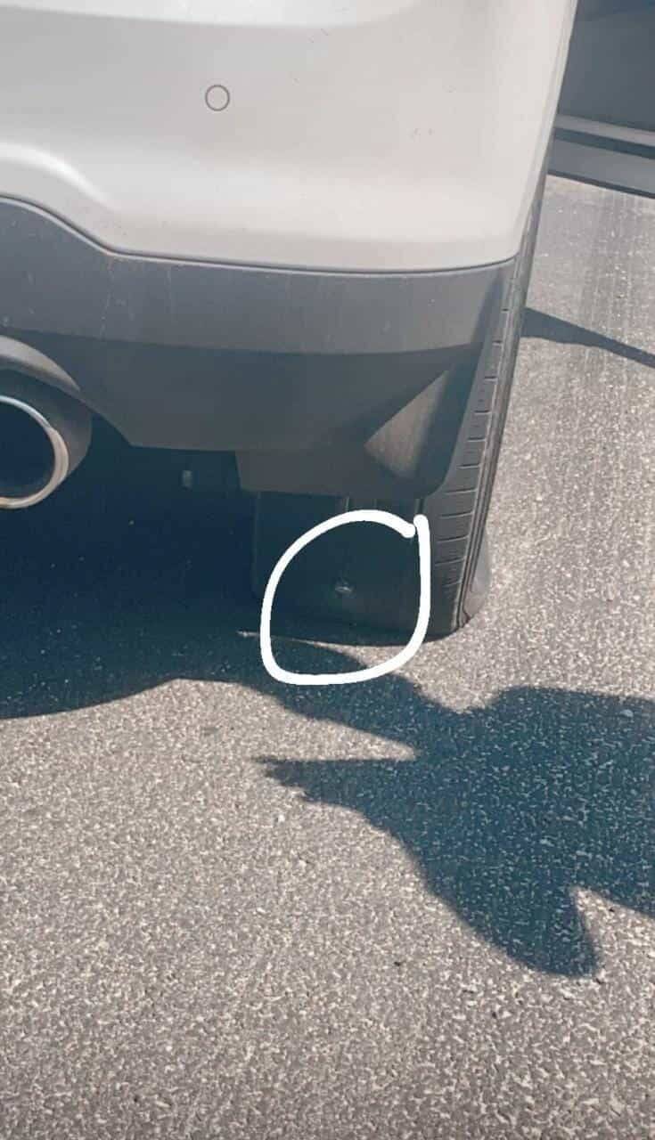 Douglas, do vôlei, mostra perrengue após pneu do carro furar: 'que ódio' (Foto: Reprodução/Instagram)