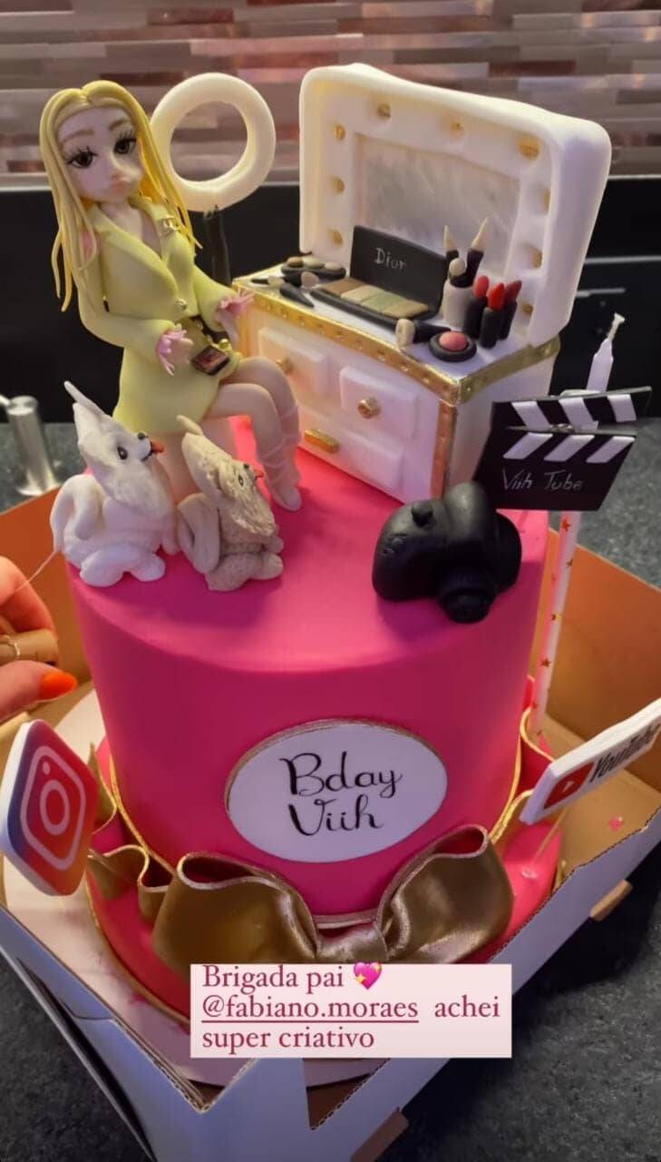 Viih Tube celebra aniversário com bolos personalizados: 'coisa mais linda' (Foto: Reprodução/Instagram)