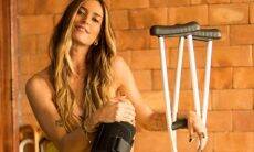 Maria Joana surge de muletas após cirurgia: 'minha nova parceira'
